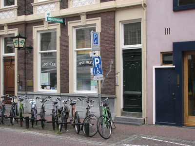 820750 Gezicht op de onderpui van het pand Twijnstraat 28 - 28bis (Boswijk Apotheek) te Utrecht.N.B. Tussen ca. 1860 en ...